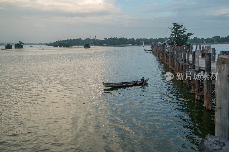 日落时分的U Bein桥，曼德勒，缅甸，亚洲